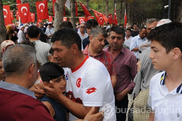 Şehit Halisdemir'in kabrine ziyaretçi akını
