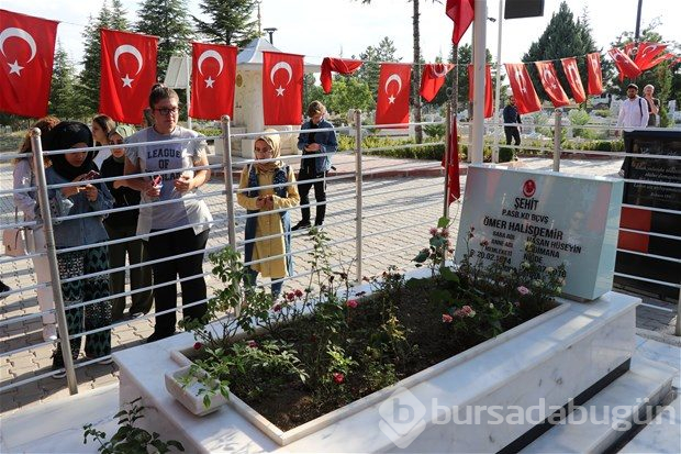 Şehit Halisdemir'in kabrine ziyaretçi akını
