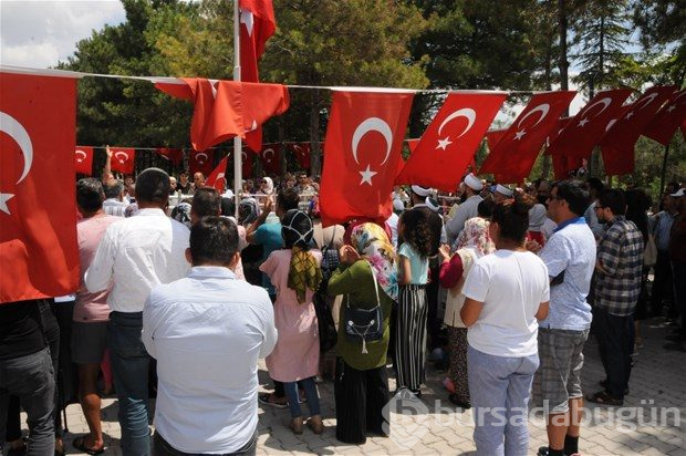 Şehit Halisdemir'in kabrine ziyaretçi akını
