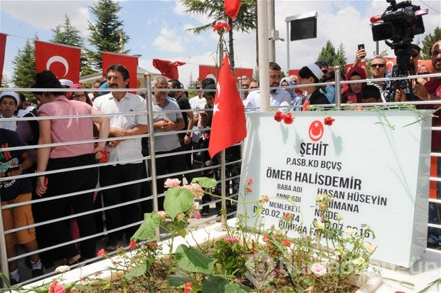 Şehit Halisdemir'in kabrine ziyaretçi akını
