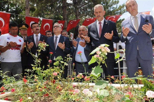 Şehit Halisdemir'in kabrine ziyaretçi akını
