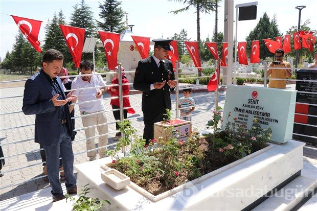 Şehit Halisdemir'in kabrine ziyaretçi akını
