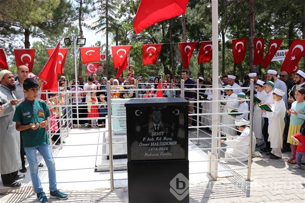 Şehit Halisdemir'in kabrine ziyaretçi akını
