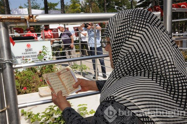 Şehit Halisdemir'in kabrine ziyaretçi akını
