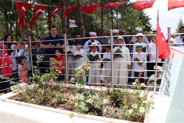 Şehit Halisdemir'in kabrine ziyaretçi akını
