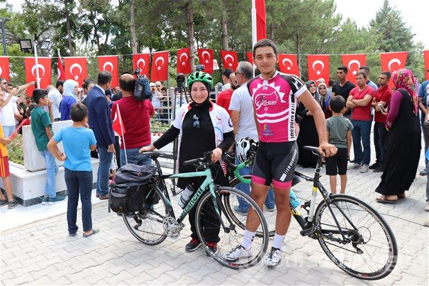 Şehit Halisdemir'in kabrine ziyaretçi akını
