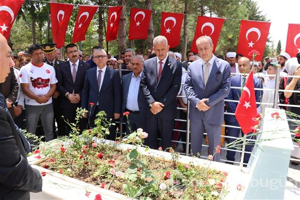 Şehit Halisdemir'in kabrine ziyaretçi akını
