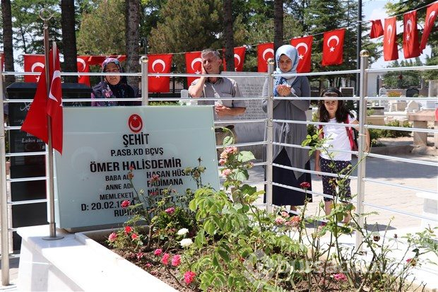 Şehit Halisdemir'in kabrine ziyaretçi akını
