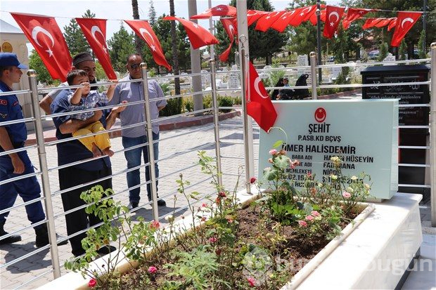 Şehit Halisdemir'in kabrine ziyaretçi akını
