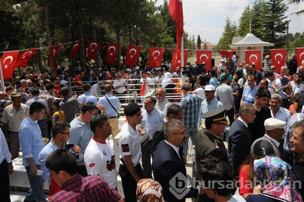 Şehit Halisdemir'in kabrine ziyaretçi akını
