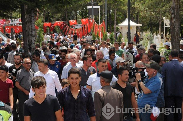 Şehit Halisdemir'in kabrine ziyaretçi akını
