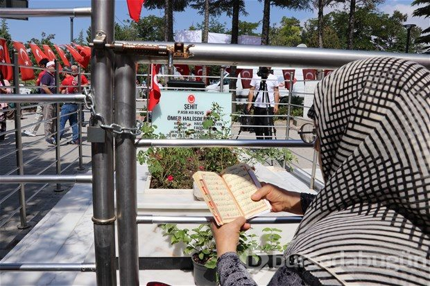 Şehit Halisdemir'in kabrine ziyaretçi akını
