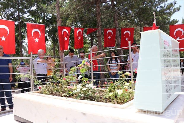Şehit Halisdemir'in kabrine ziyaretçi akını
