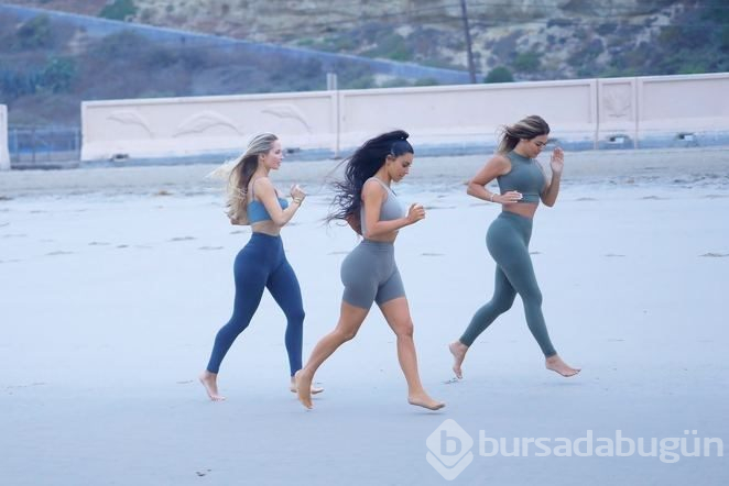 Kim Kardashian'ın yoga seansı (Los Angeles sahili)