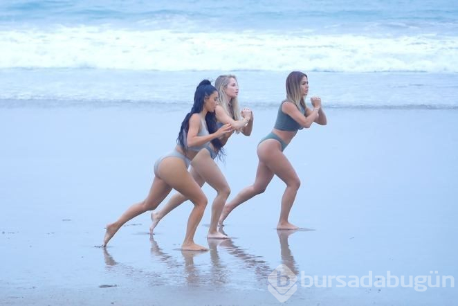 Kim Kardashian'ın yoga seansı (Los Angeles sahili)