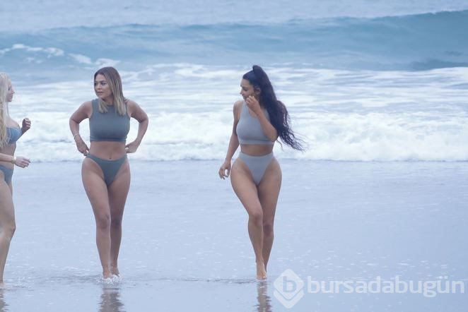 Kim Kardashian'ın yoga seansı (Los Angeles sahili)
