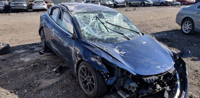 Takla atan Tesla Model 3 bu hale geldi (Yeni Tesla Model 3'ün özellikleri)