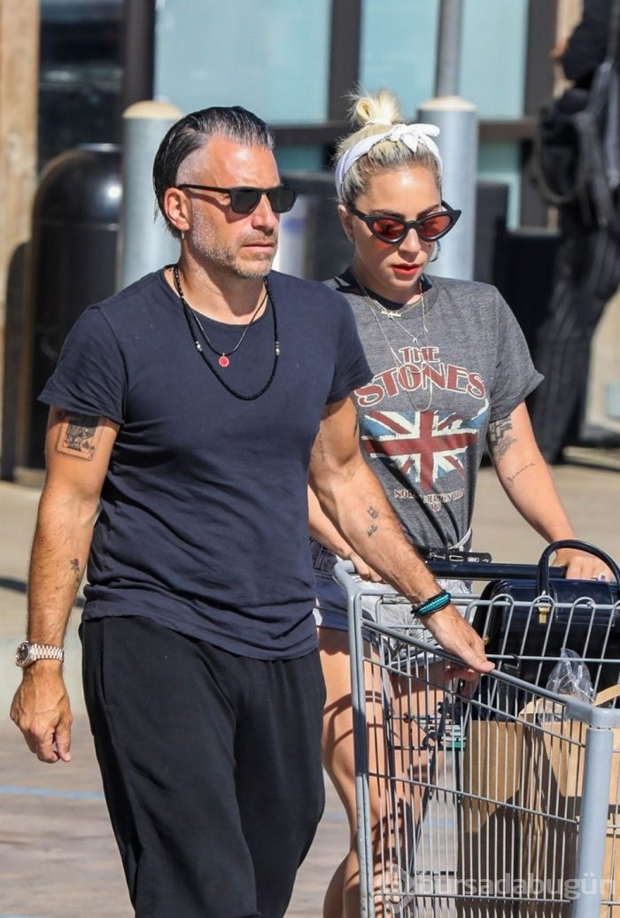 Lady Gaga sevgilisiyle alışverişte