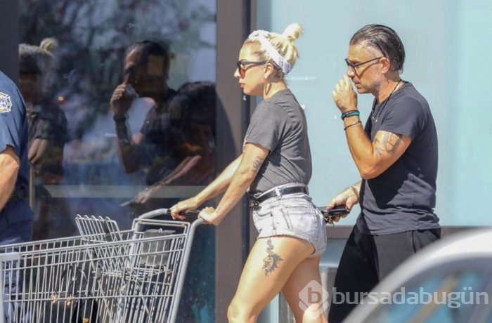 Lady Gaga sevgilisiyle alışverişte