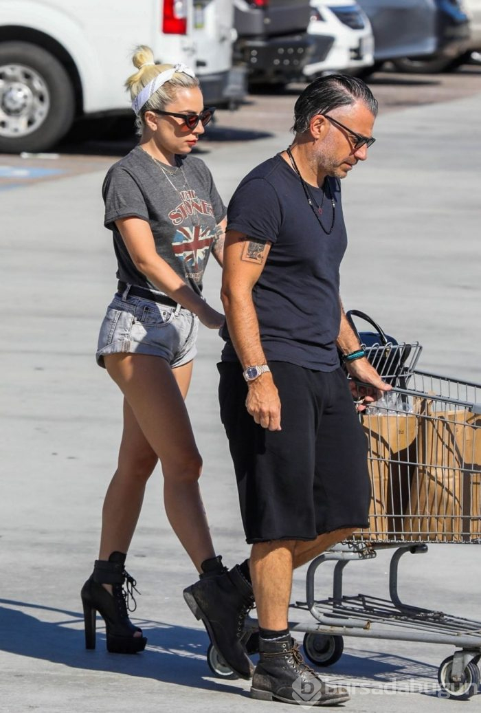Lady Gaga sevgilisiyle alışverişte