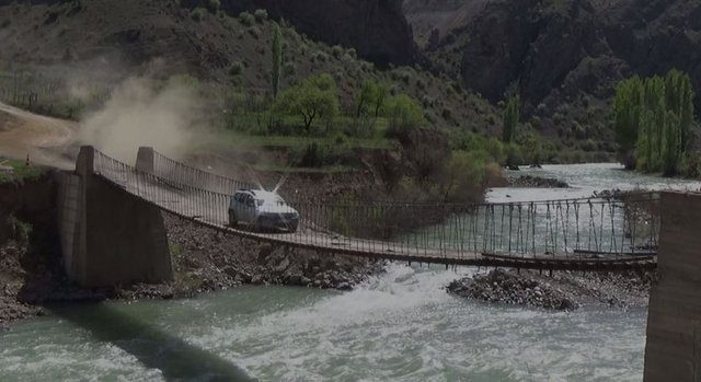 Bu köprüden geçmek yürek ister!

