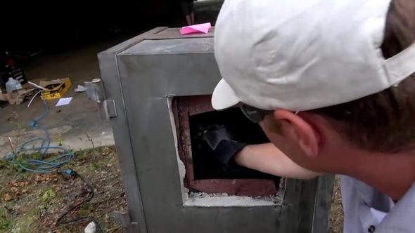 Anneleri için suya attıkları şişeyi iki yıl sonra buldular! Haberi gelince şoke etti...

