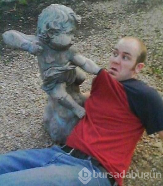 Heykellerle Komik Fotoğraflar Çekmek
