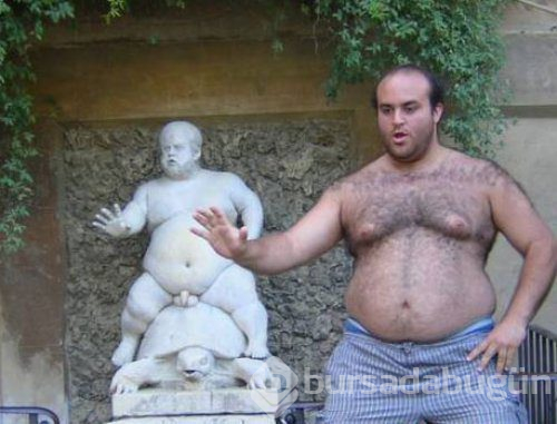 Heykellerle Komik Fotoğraflar Çekmek
