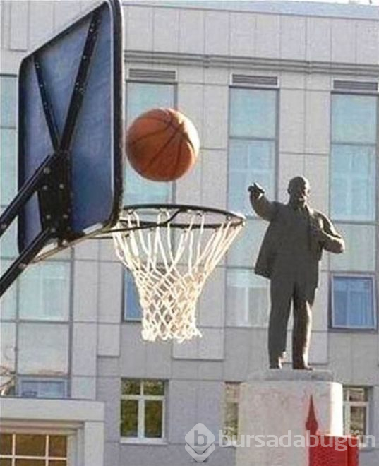 Heykellerle Komik Fotoğraflar Çekmek
