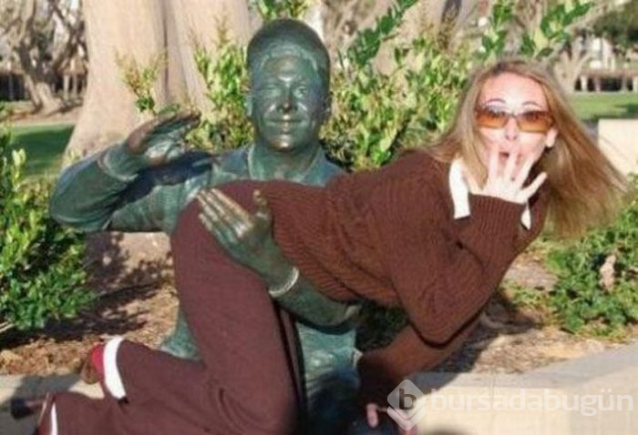 Heykellerle Komik Fotoğraflar Çekmek
