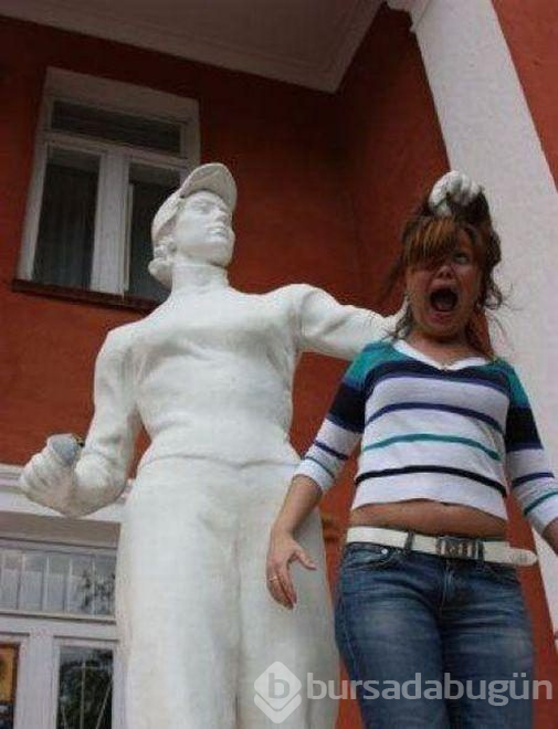 Heykellerle Komik Fotoğraflar Çekmek
