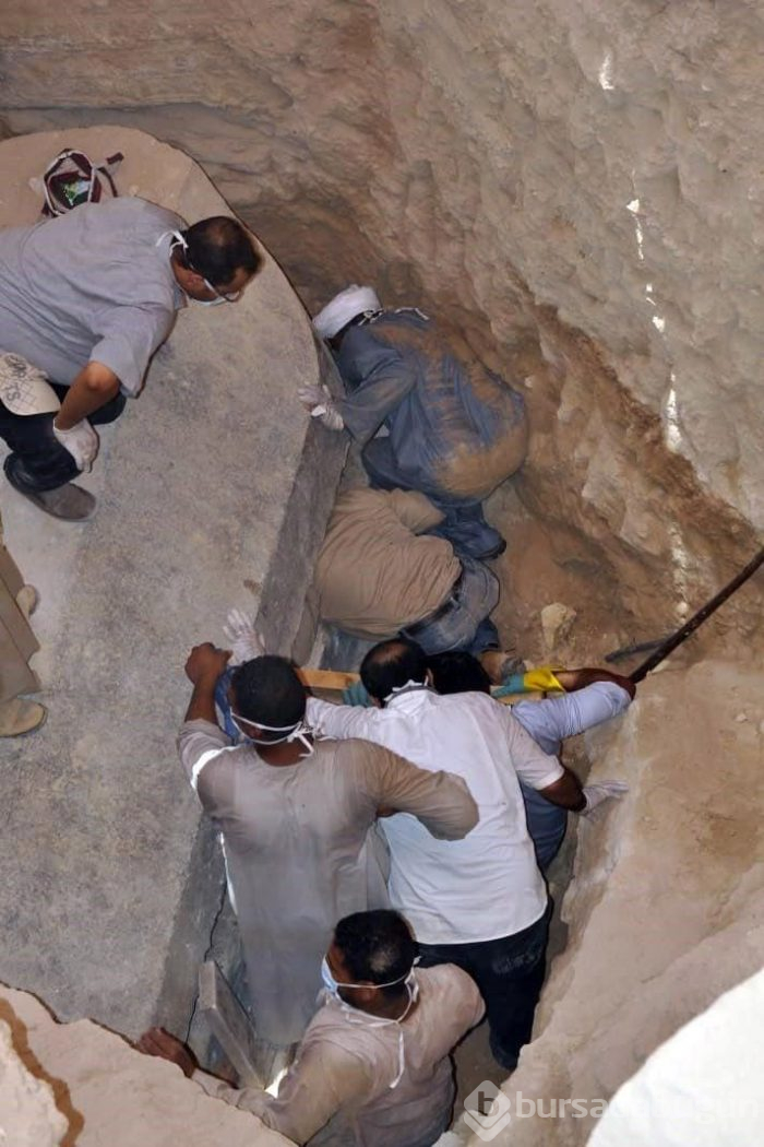 Büyük İskender'e ait olduğu düşünülen 2500 yıllık lahit açıldı