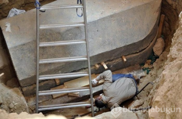 Büyük İskender'e ait olduğu düşünülen 2500 yıllık lahit açıldı