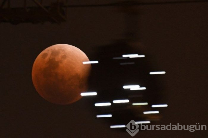 21'inci yüzyılın en uzun 'Kanlı Ay Tutulması' en güzel kareleri.