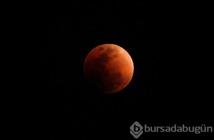 21'inci yüzyılın en uzun 'Kanlı Ay Tutulması' en güzel kareleri.