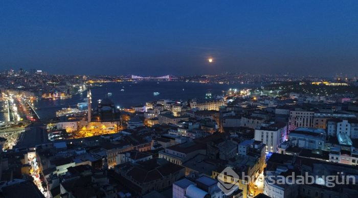21'inci yüzyılın en uzun 'Kanlı Ay Tutulması' en güzel kareleri.