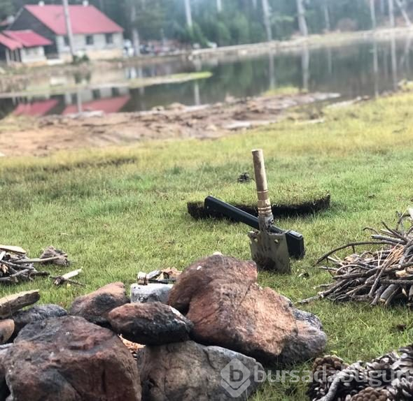 Odun kırıp ateş yaktı! Neslihan Atagül ve Kadir Doğulu tatilde
