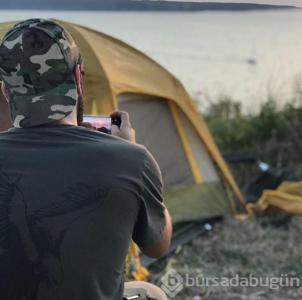 Odun kırıp ateş yaktı! Neslihan Atagül ve Kadir Doğulu tatilde

