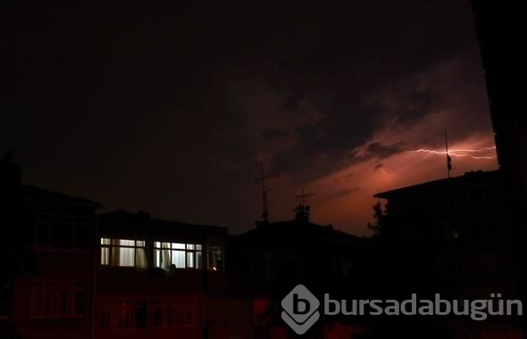 Şimşekler geceyi aydınlattı (Marmara'da sağanak yağmur)