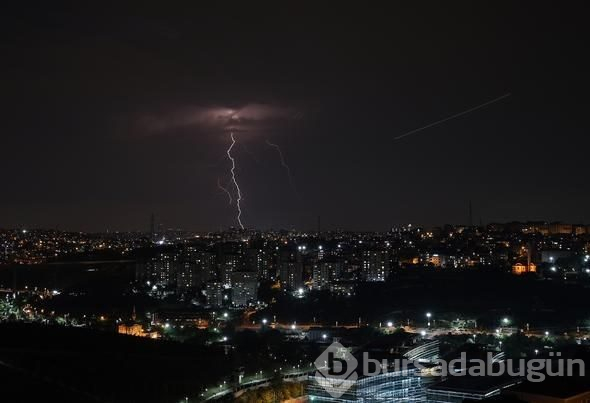 Şimşekler geceyi aydınlattı (Marmara'da sağanak yağmur)