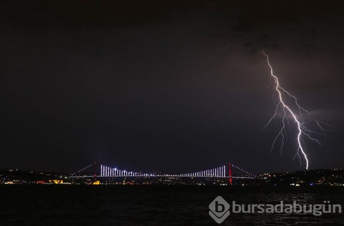 Şimşekler geceyi aydınlattı (Marmara'da sağanak yağmur)