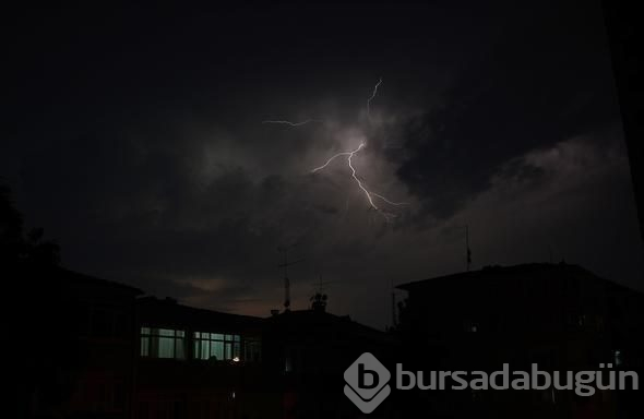 Şimşekler geceyi aydınlattı (Marmara'da sağanak yağmur)