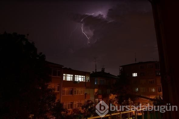 Şimşekler geceyi aydınlattı (Marmara'da sağanak yağmur)