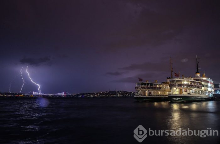 Şimşekler geceyi aydınlattı (Marmara'da sağanak yağmur)