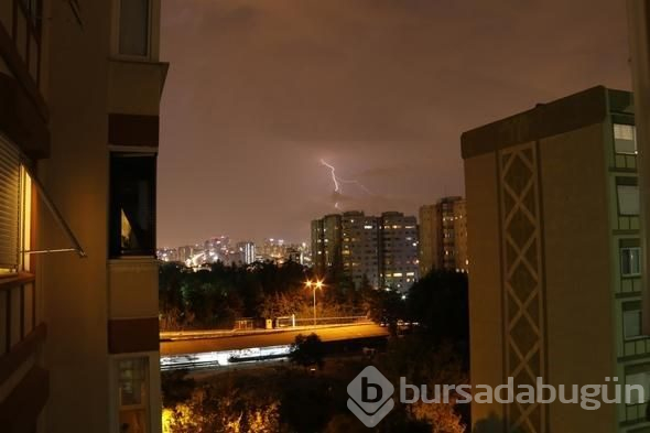 Şimşekler geceyi aydınlattı (Marmara'da sağanak yağmur)