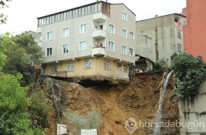 Sütlüce'de heyelan; bina çöktü