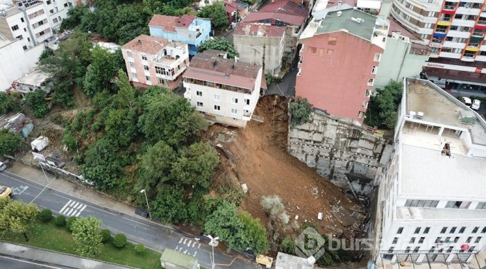 Sütlüce'de heyelan; bina çöktü