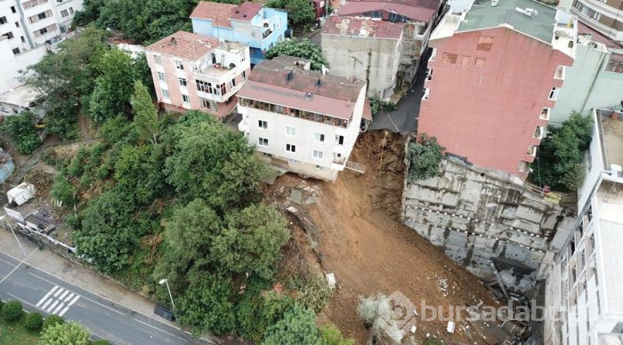 Sütlüce'de heyelan; bina çöktü
