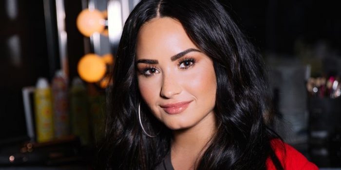 Ünlü şarkıcı Demi Lovato hastaneye kaldırıldı
