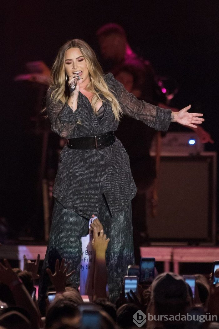 Ünlü şarkıcı Demi Lovato hastaneye kaldırıldı